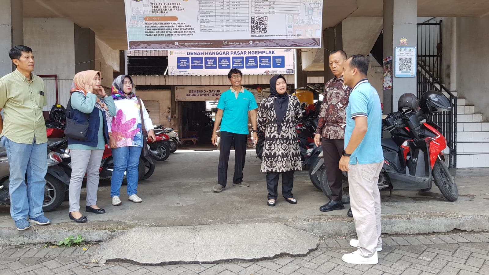 Pembagian Tempat Sampah Beroda Untuk Beberapa Pasar Rakyat Kabupaten Tulungagung